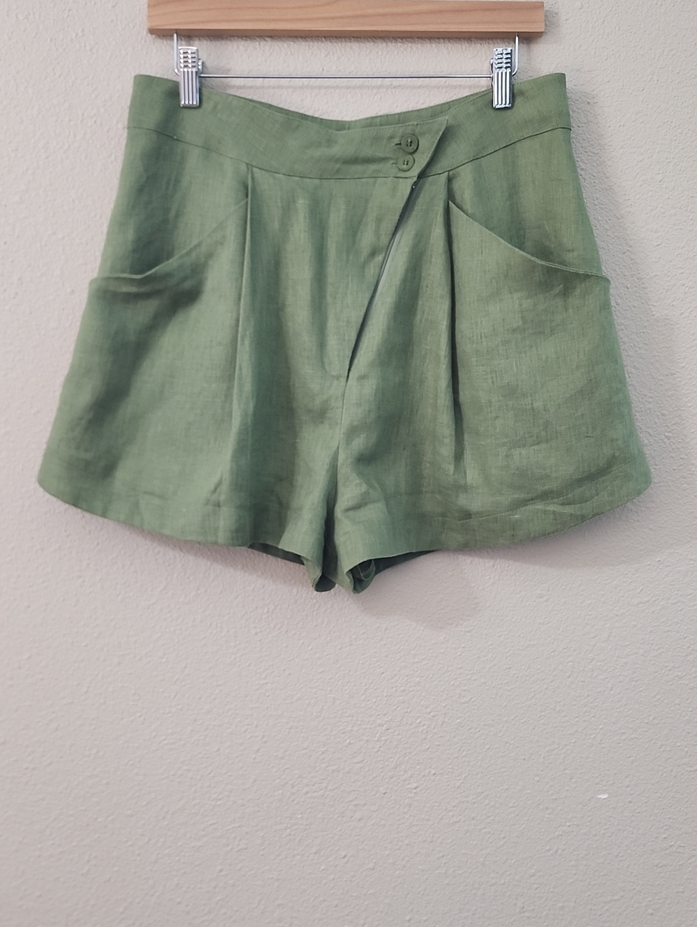 ASTR Kerrigan High-Waist Green Pleated Linen  Shorts